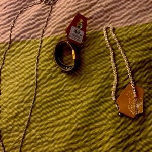 Really good deals on some beautiful women jewelry,